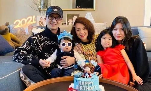 章子怡太偏爱儿子儿子第一次过六一,穿小熊裤子爬沙发太呆萌