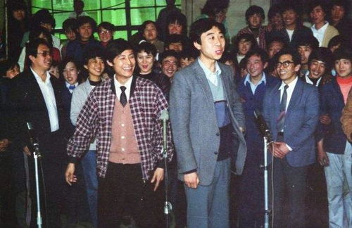 他曾多次登上春晚,还与冯巩等大牌搭档,只因这件事却沦为路人