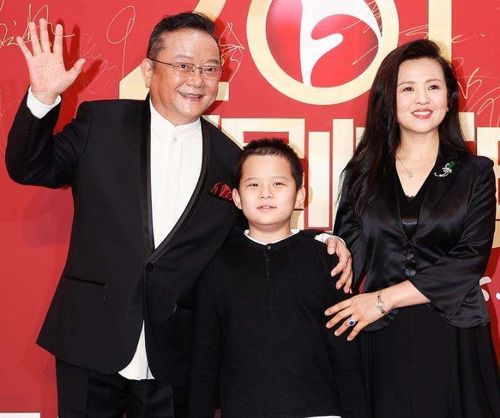 一婚同龄,二婚小12岁,三婚小20岁,儿子和外孙同岁的王刚又曝新况成方圆