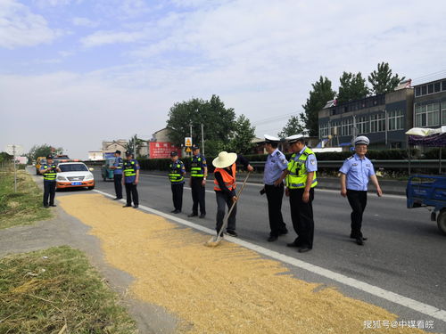 怀远公安交管联合公路交通上路清障保安全畅通