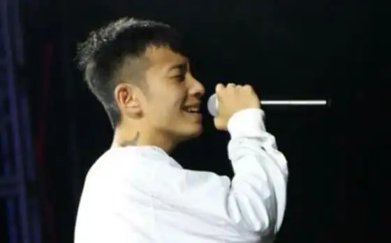 他是18线小鲜肉,商演时多名保镖牵手护送,结果粉丝还没保镖多
